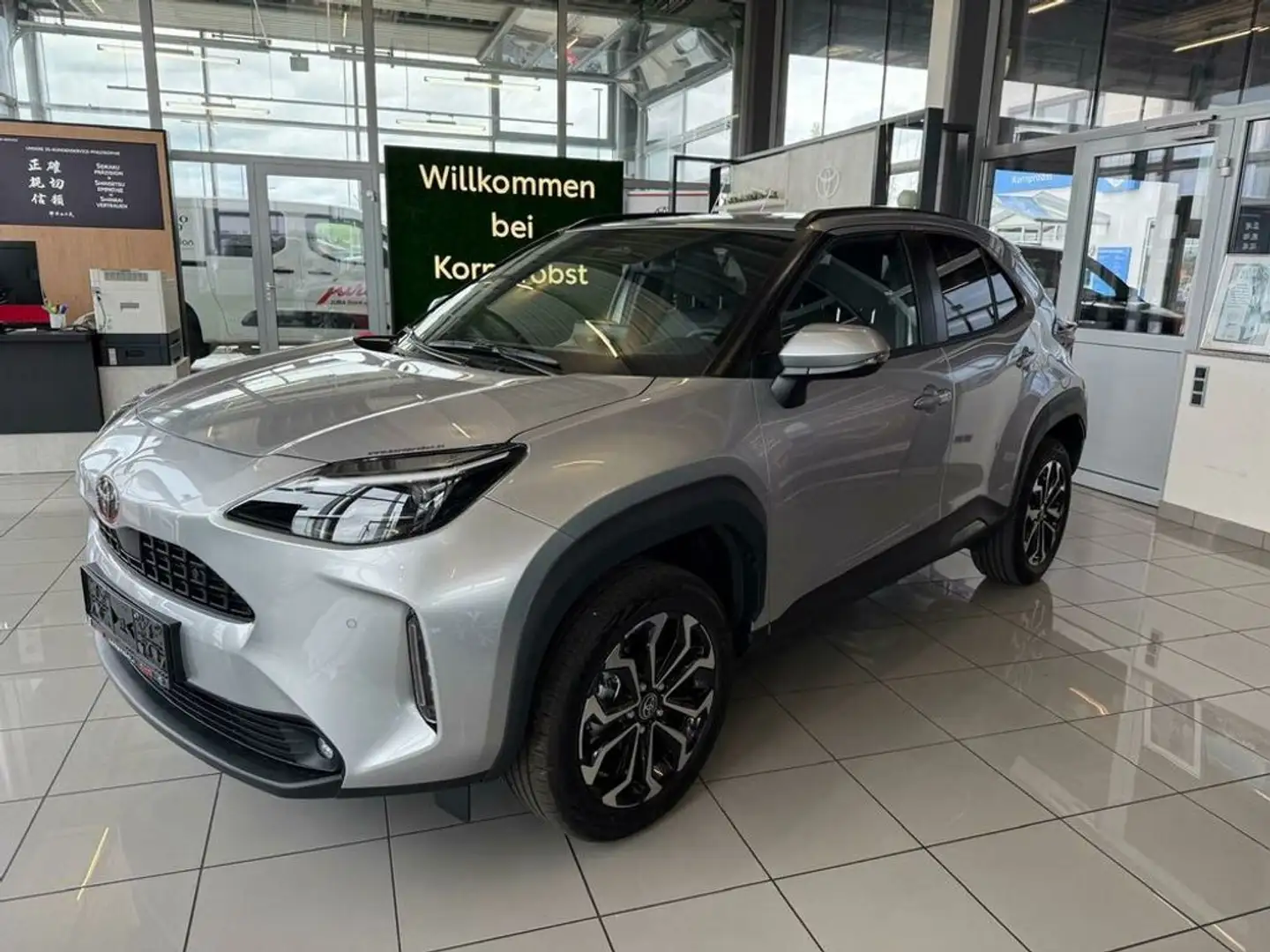 Toyota Yaris Cross 1,5 VVT-i Hybrid Active Drive Aut. Silber - 2