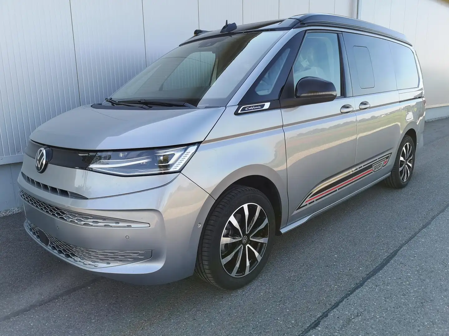 Volkswagen T7 California Beach (MV Cali) 2.0TDI DSG Sport Edition 8 Fach... Stříbrná - 1