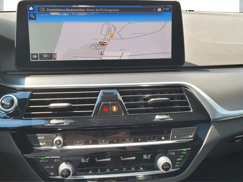 BMW 540 d xDrive Touring — photo 12