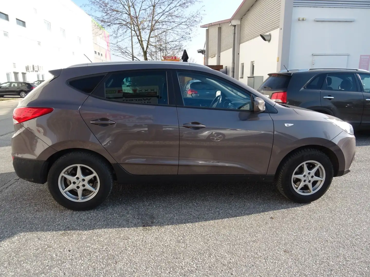 Hyundai iX35 Comfort 2WD/AHK smeđa - 2