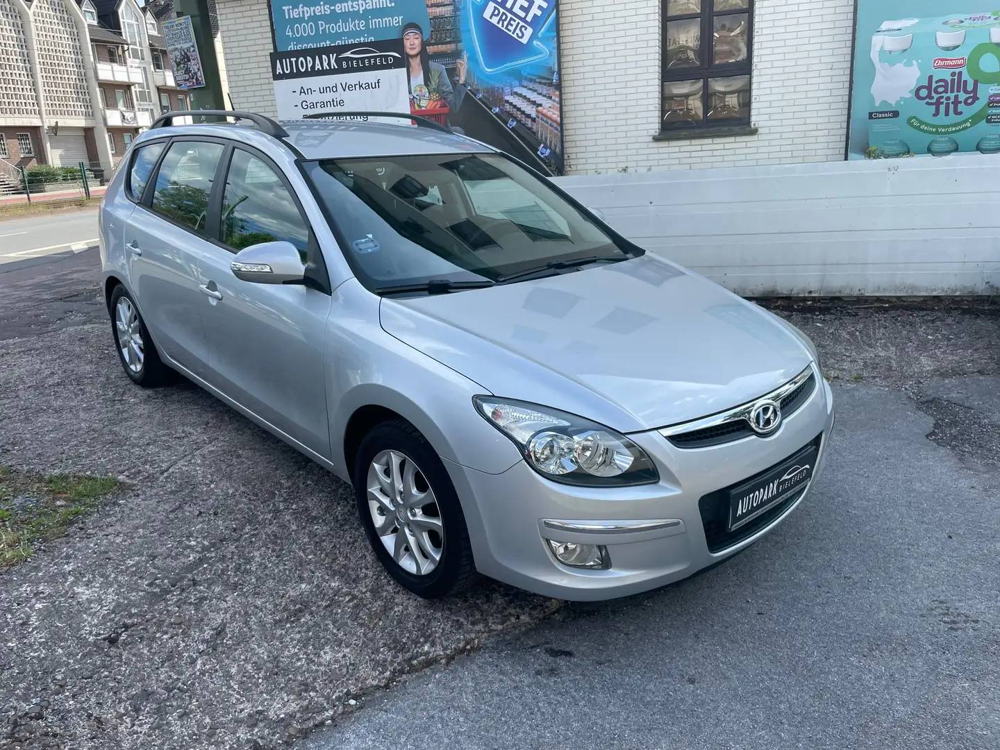 Hyundai i30 i30cw 2.0 Automatik Style / Klimaauto. / SHZ. /AHK Silber - 1