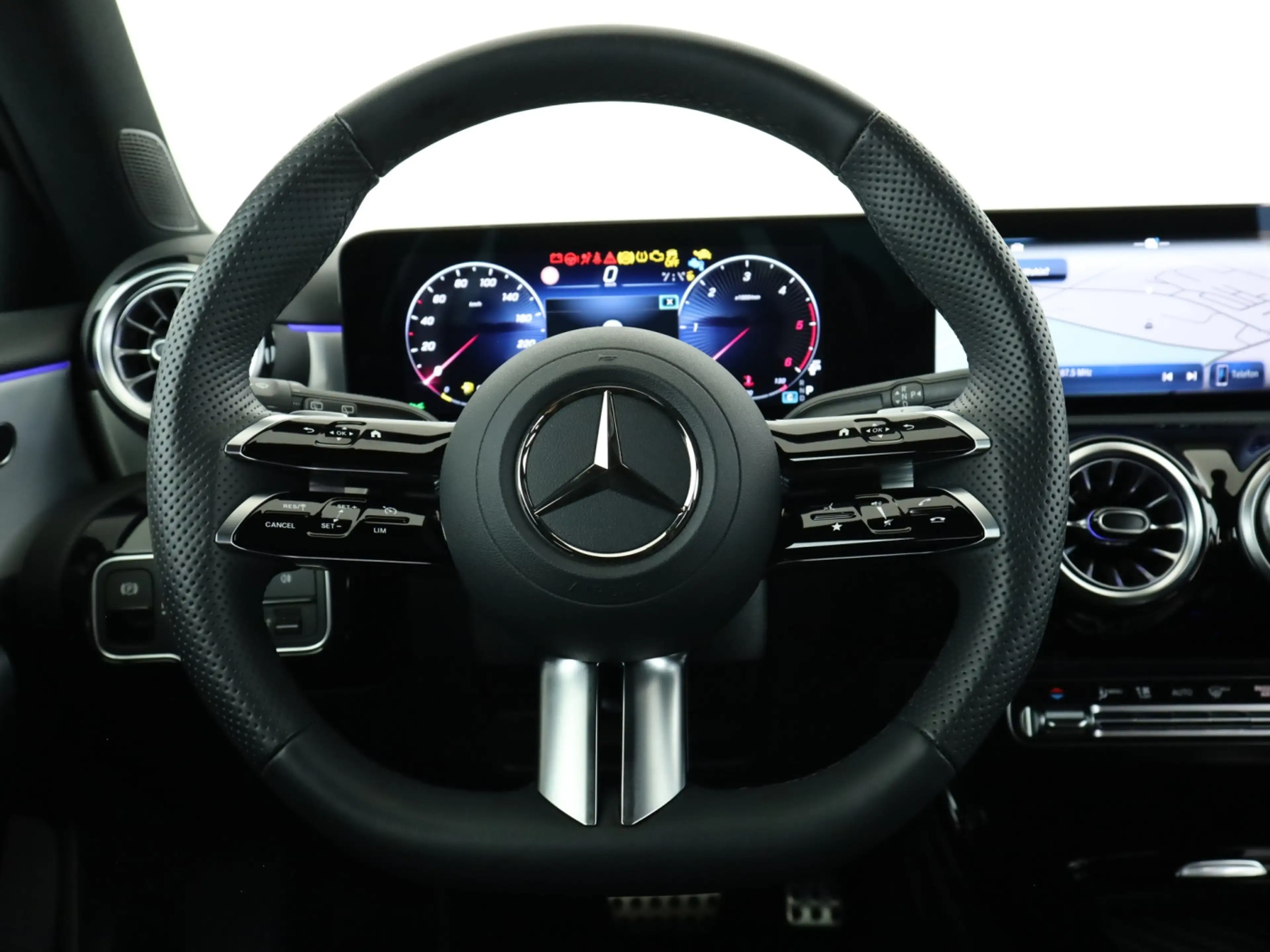 Mercedes-Benz A 180 d **AMG-Line*Multibeam*Park-Paket*Kamera** — photo 11