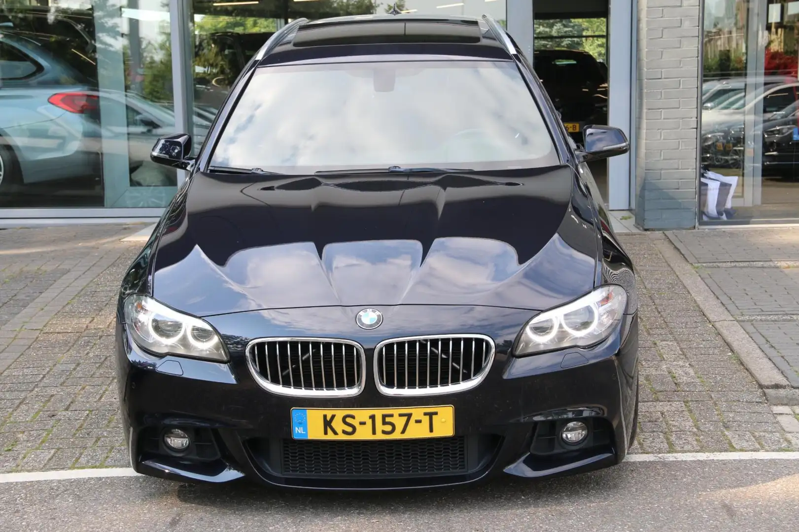 BMW 520 5-serie Touring 520i M-SPORT DEALER OND. NL-AUTO N Zwart - 2