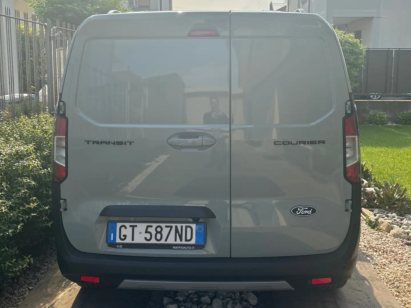 Ford Transit Courier Active Gris - 1