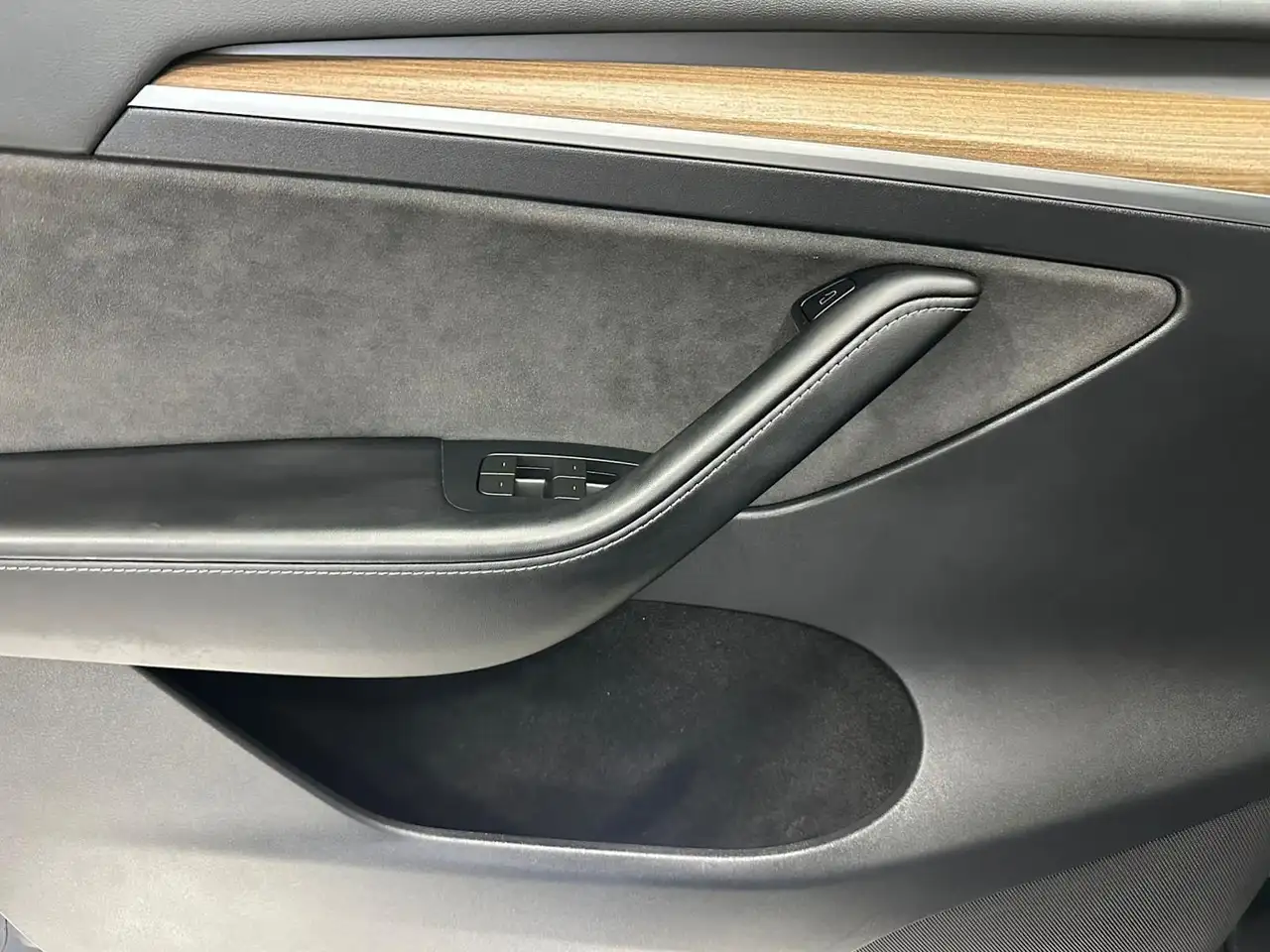 Tesla Model Y снимка Tesla Model Y