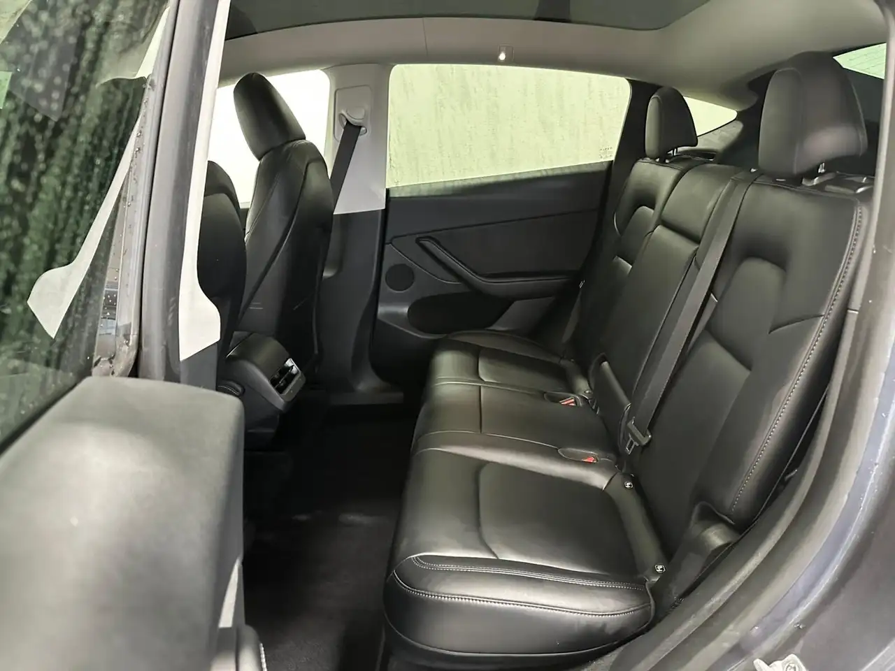Tesla Model Y снимка Tesla Model Y