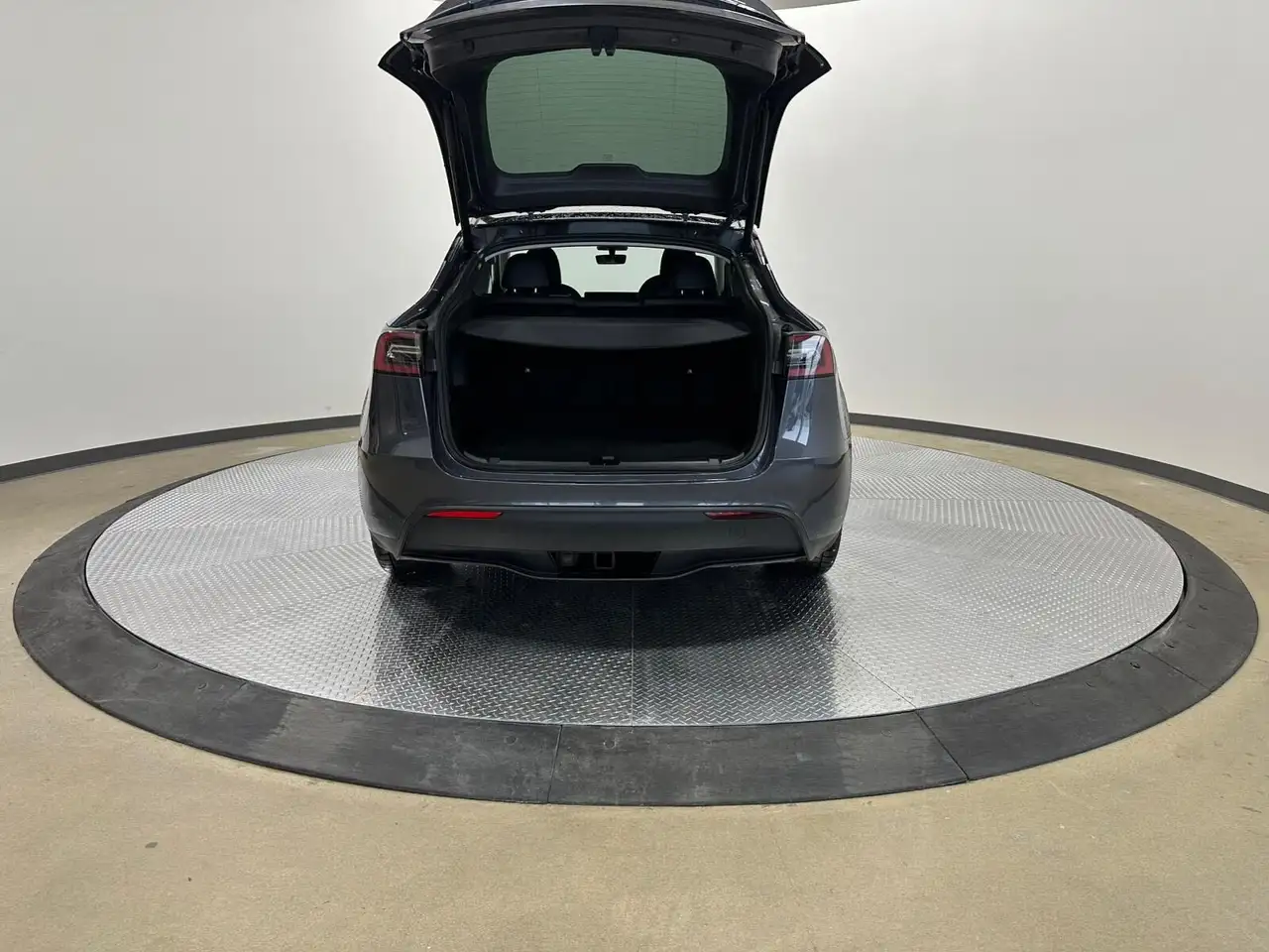 Tesla Model Y снимка Tesla Model Y