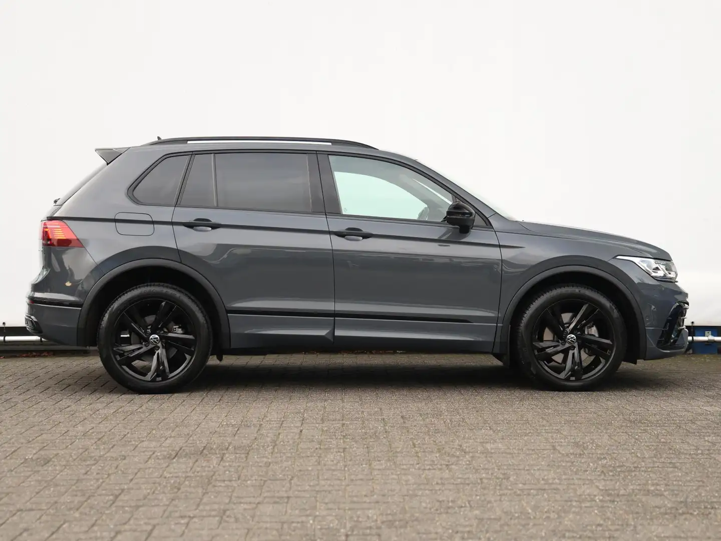 Volkswagen Tiguan 1.4 TSI eHybrid R-Line Business 245PK DSG Black St Grijs - 2