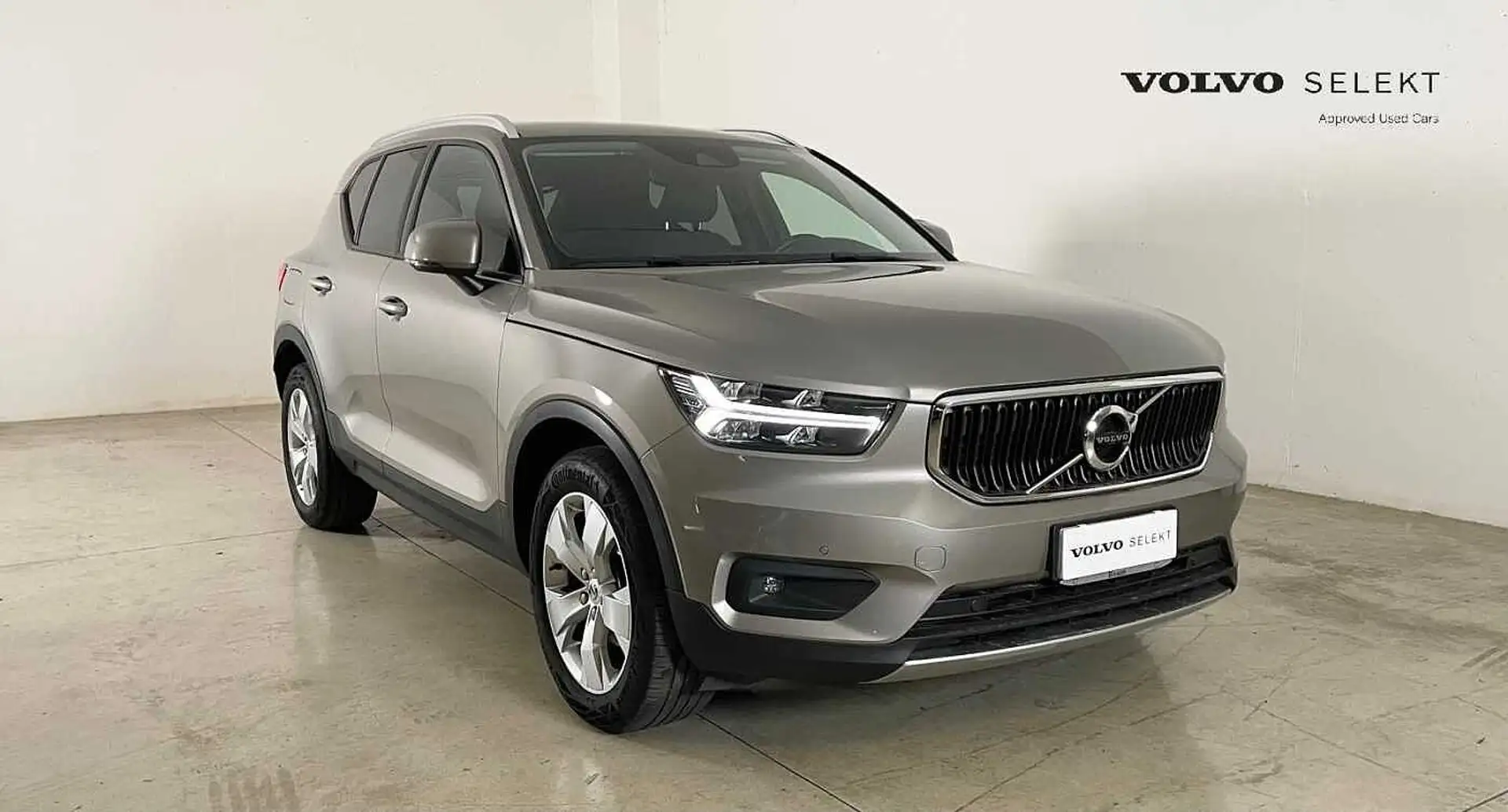 Volvo XC40 Momentum Pro, T2 automatico Grigio - 1