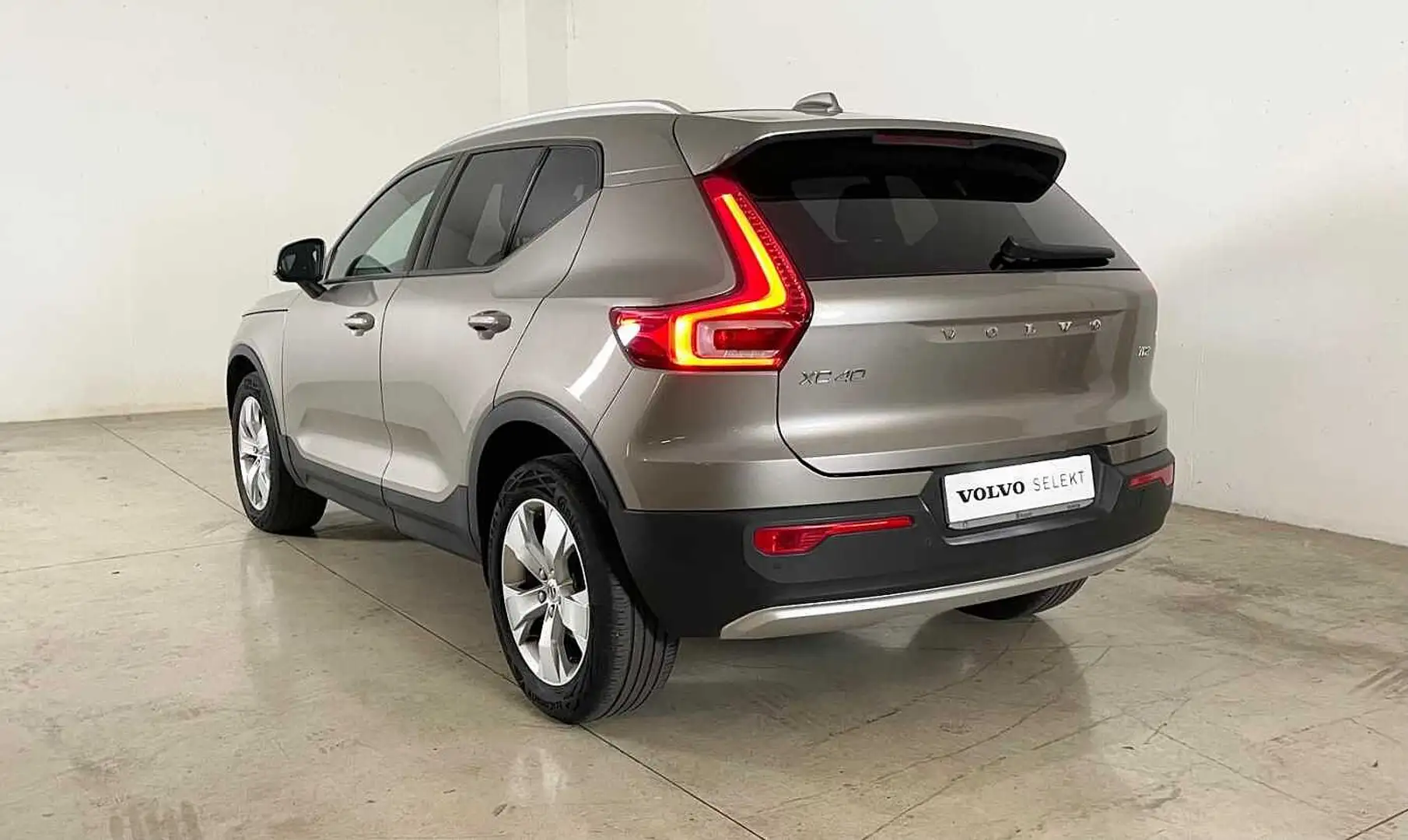Volvo XC40 Momentum Pro, T2 automatico Grigio - 2