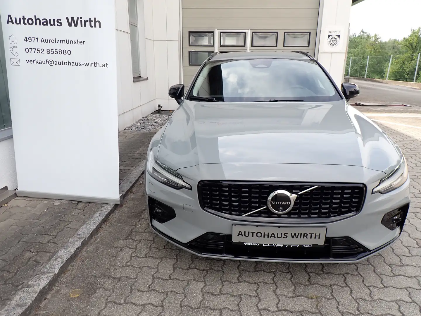 Volvo V60 B4 Plus Dark Mild Hybrid/Lichtpaket/AHK/ LP64120 Grau - 2
