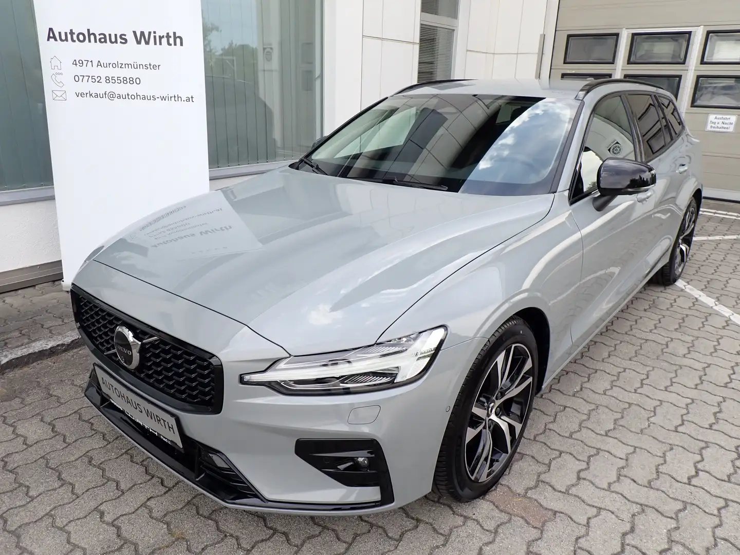 Volvo V60 B4 Plus Dark Mild Hybrid/Lichtpaket/AHK/ LP64120 Grau - 1