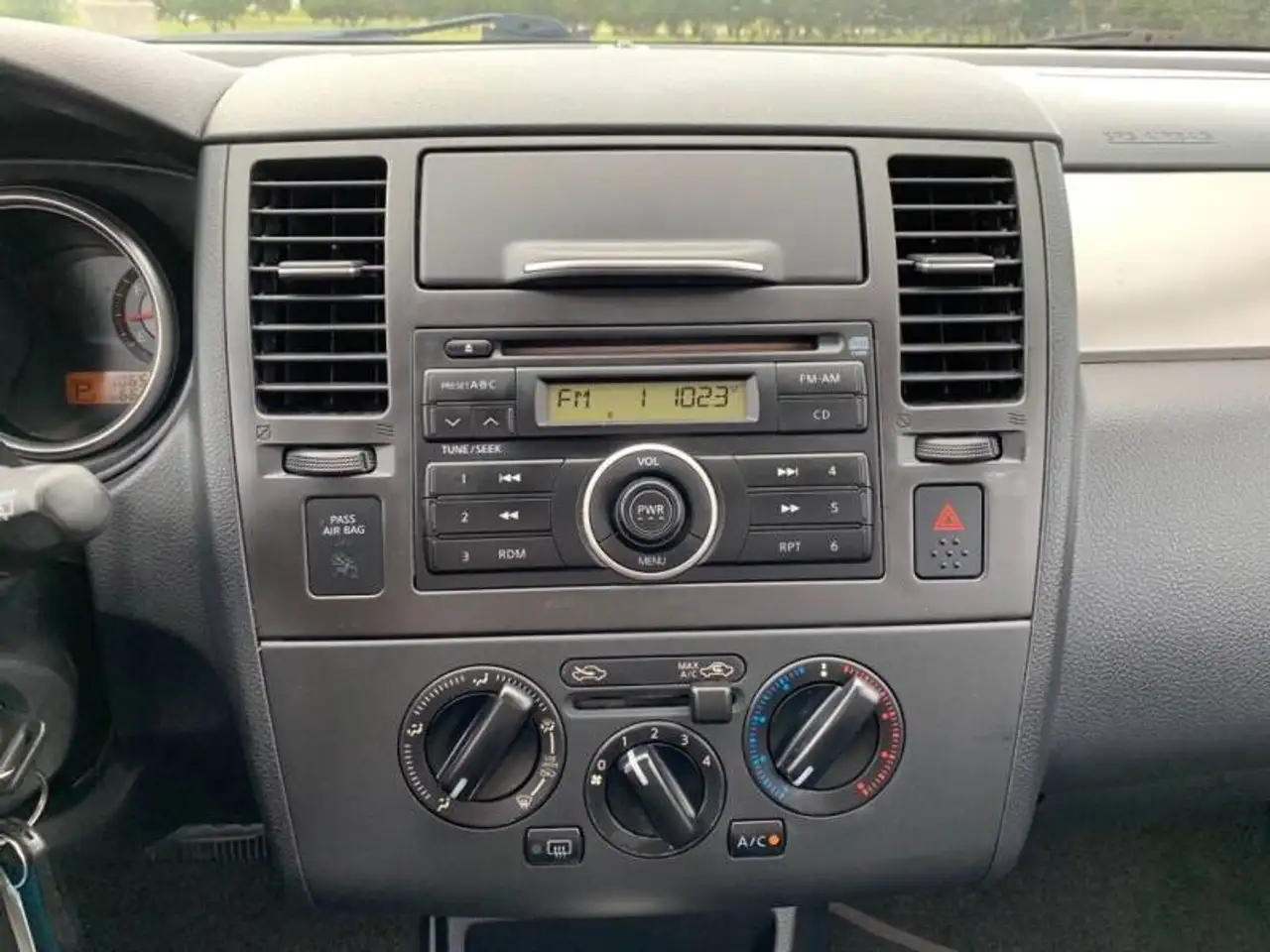 Nissan Versa снимка Nissan Versa