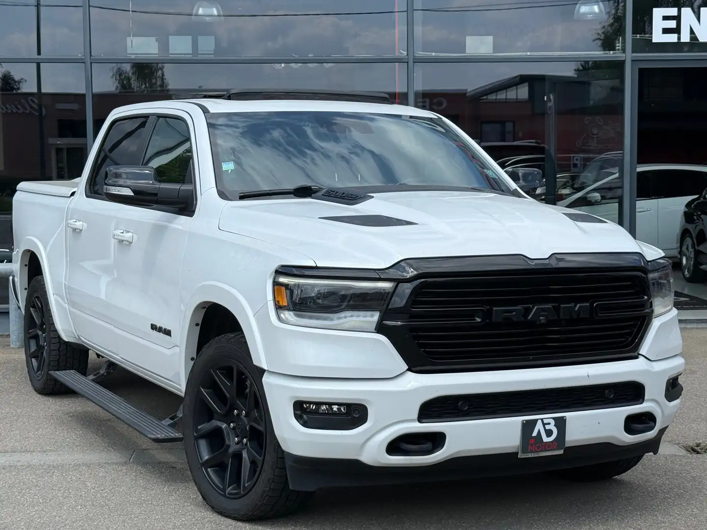 Dodge RAM 1500 LARAMIE BLACK EDITION TVAC LPG PANO SUSP FULL Blanc - 1