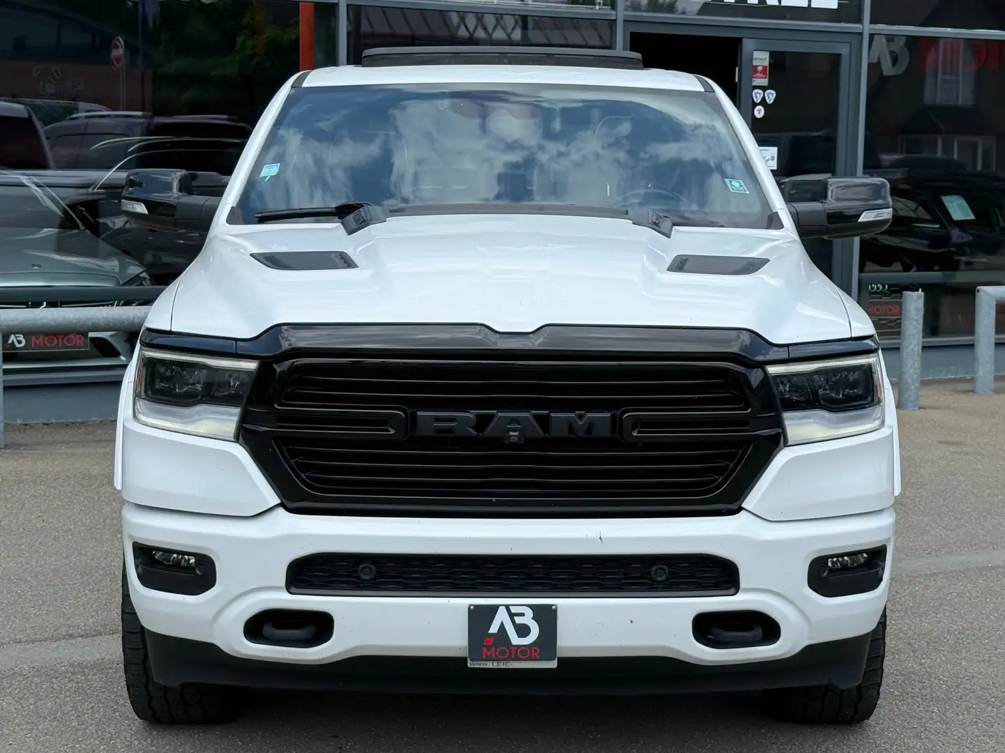 Dodge RAM 1500 LARAMIE BLACK EDITION TVAC LPG PANO SUSP FULL Blanc - 2