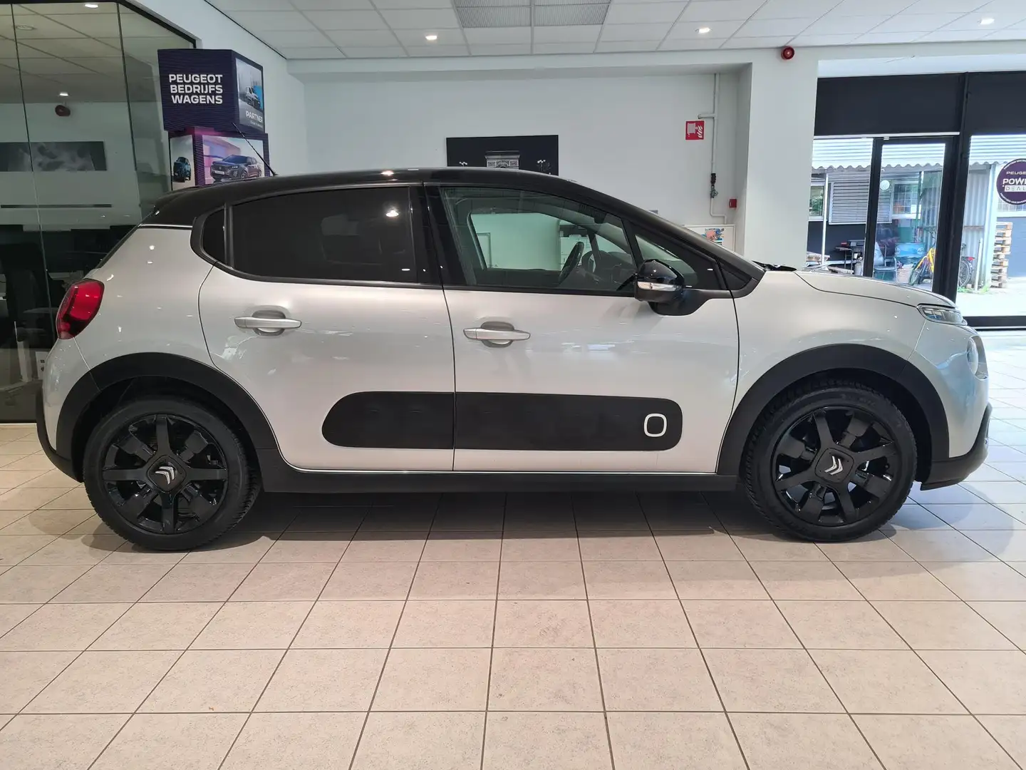 Citroen C3 1.2 110 pk Shine | Trekhaak | Camera | Navigatie | Grijs - 2