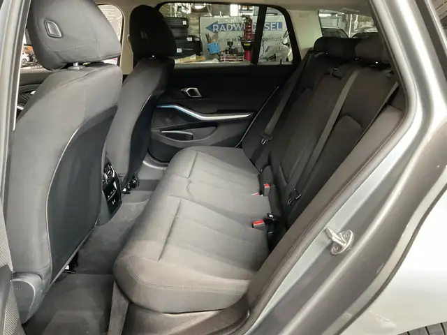 BMW 3 Series view 9
