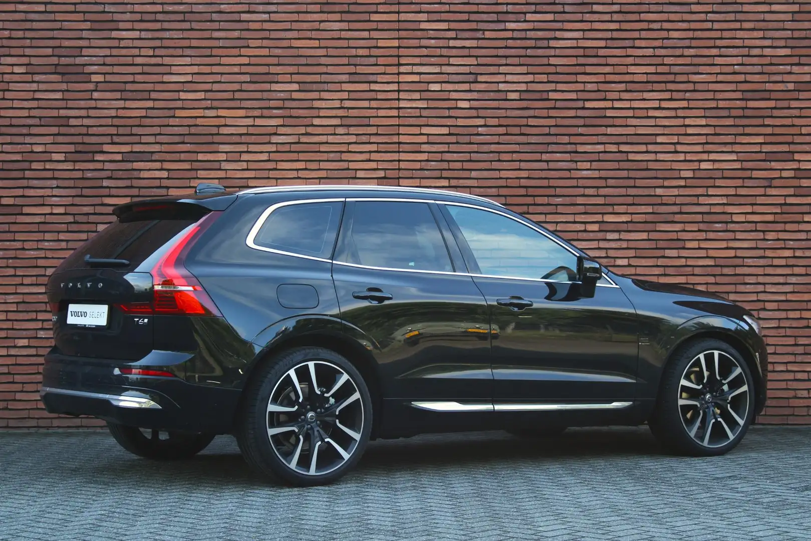 Volvo XC60 2.0 T6 AWD Essential Bright | Panoramisch Schuif-k Schwarz - 2
