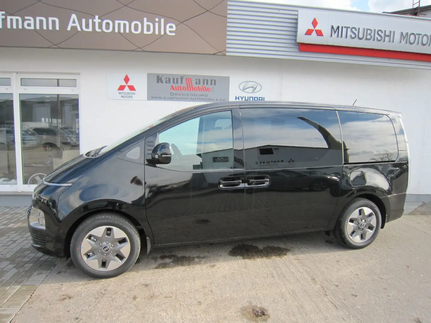 Hyundai STARIA 9-Sitzer (MY25) HEV 1.6 T-GDI Trend Schwarz - 2