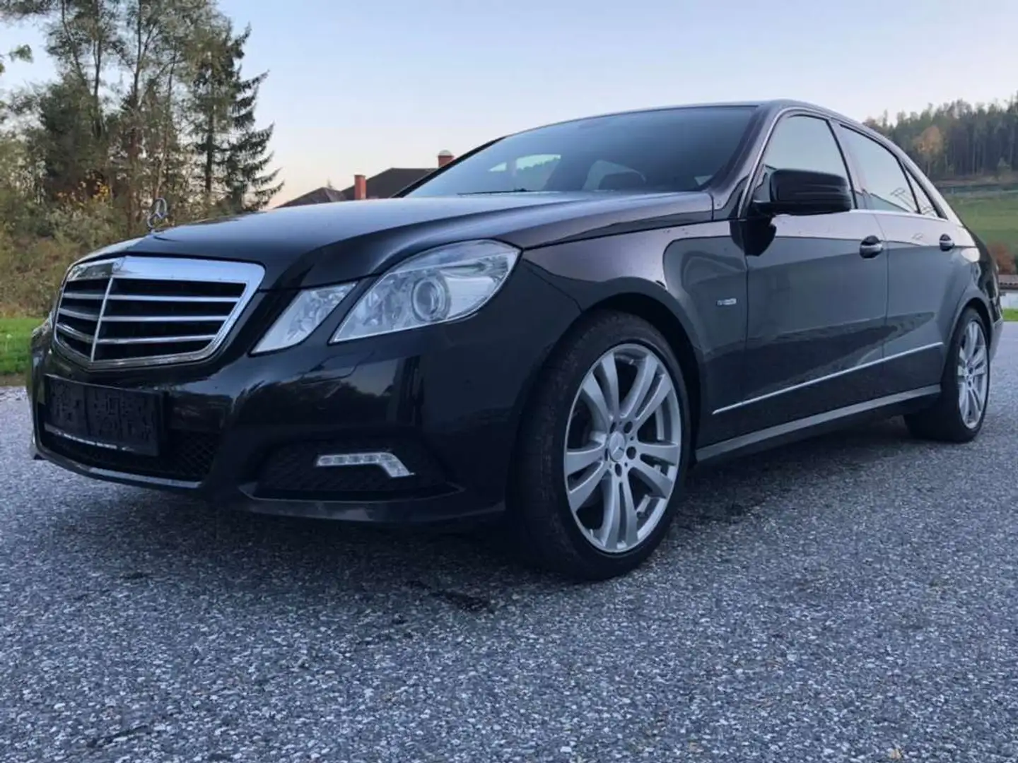 Mercedes-Benz E 350 E 350 Avantgarde BlueEfficiency CDI Aut. Avantgarde Schwarz - 2