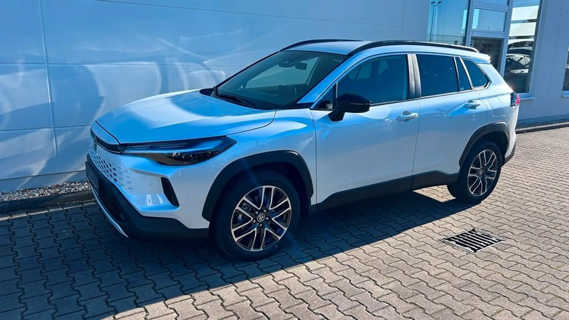 Toyota Corolla Cross 2.0 Hybrid MJ26 el.Heckk.Winterpak Blanc - 1