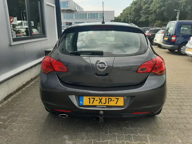 Opel Astra view 7