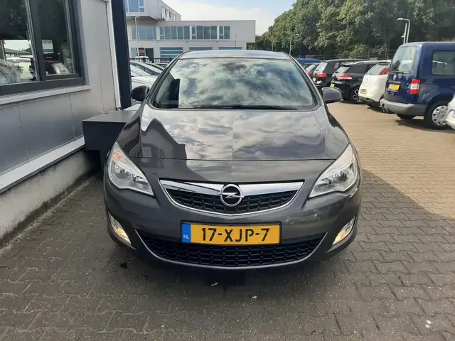 Opel Astra view 3