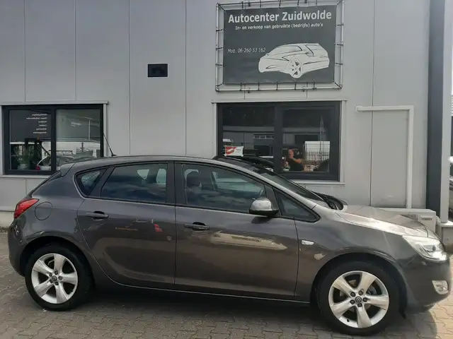 Opel Astra view 5