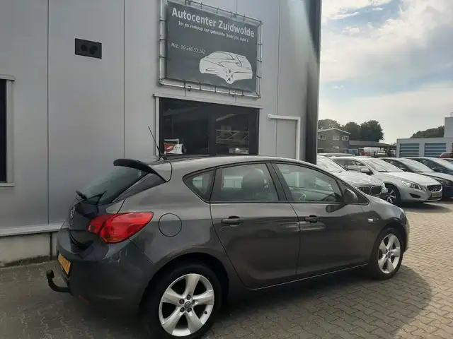 Opel Astra view 6