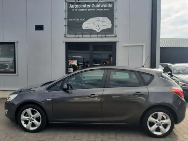 Opel Astra view 2