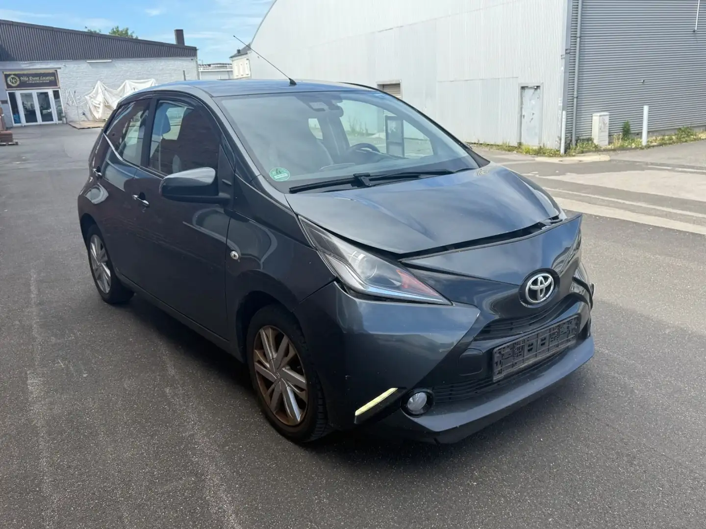 Toyota Aygo (X) 1,0-l-VVT-i/Euro6/Automatik Grijs - 1