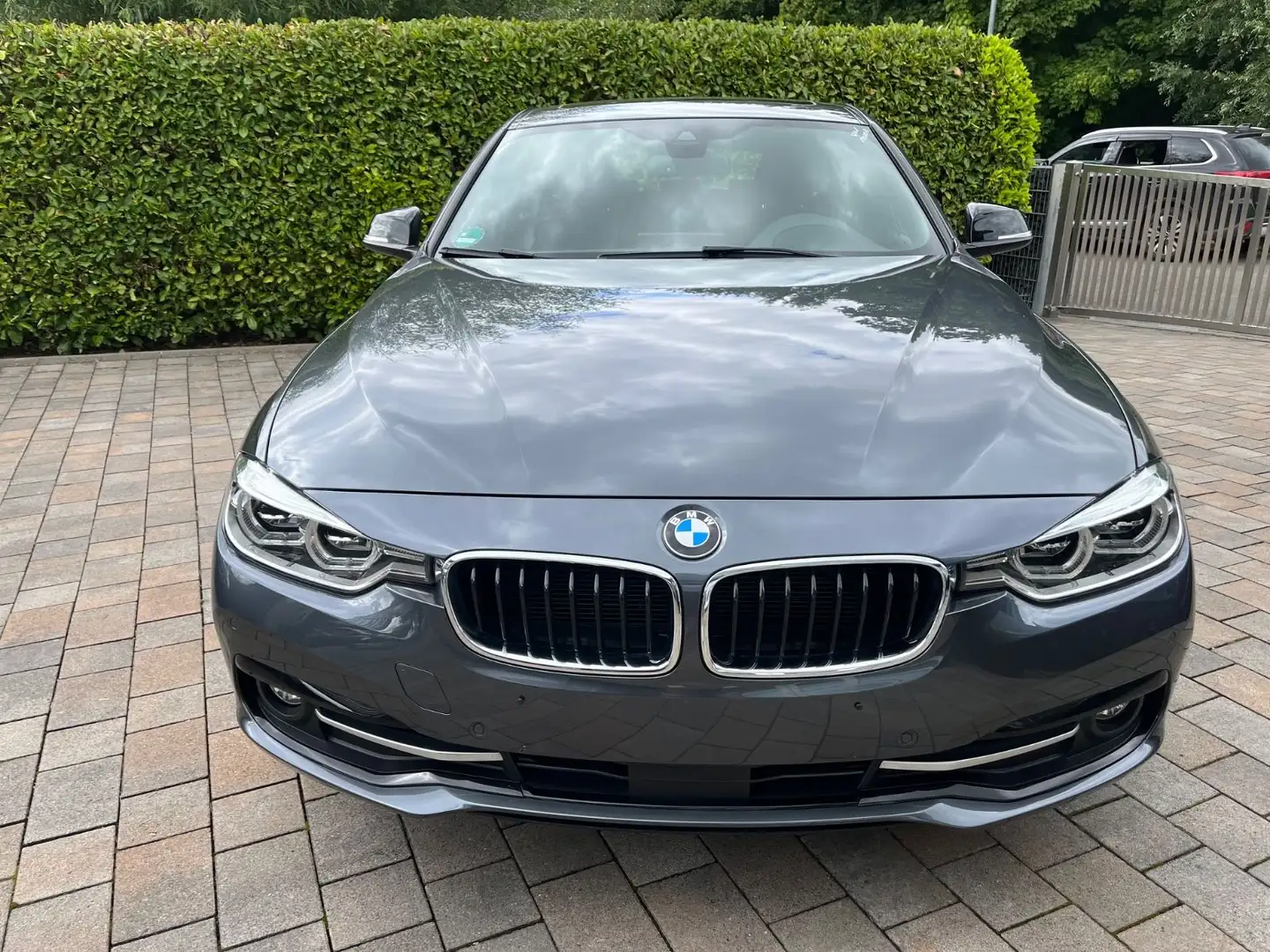 BMW 320 d SP Line Leder NavPR A.LED HUD Pano Hifi ACC Grau - 2