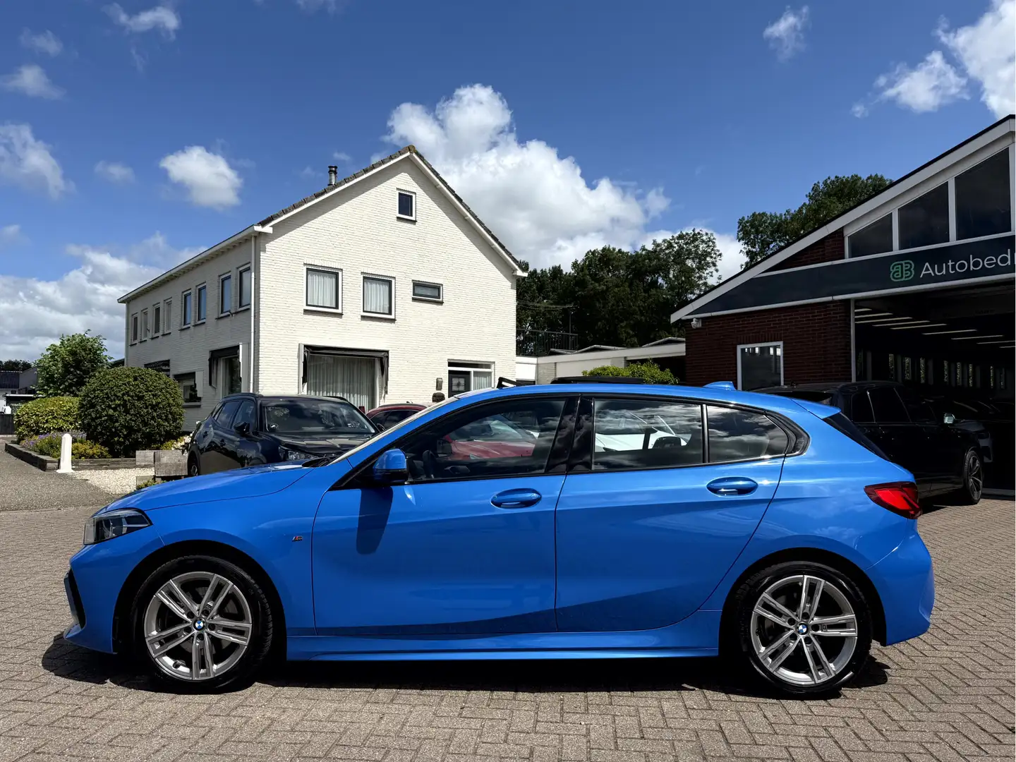 BMW 118 1-serie 118i Executive M-Sport Panoramadak, 17'Lmv Blauw - 2