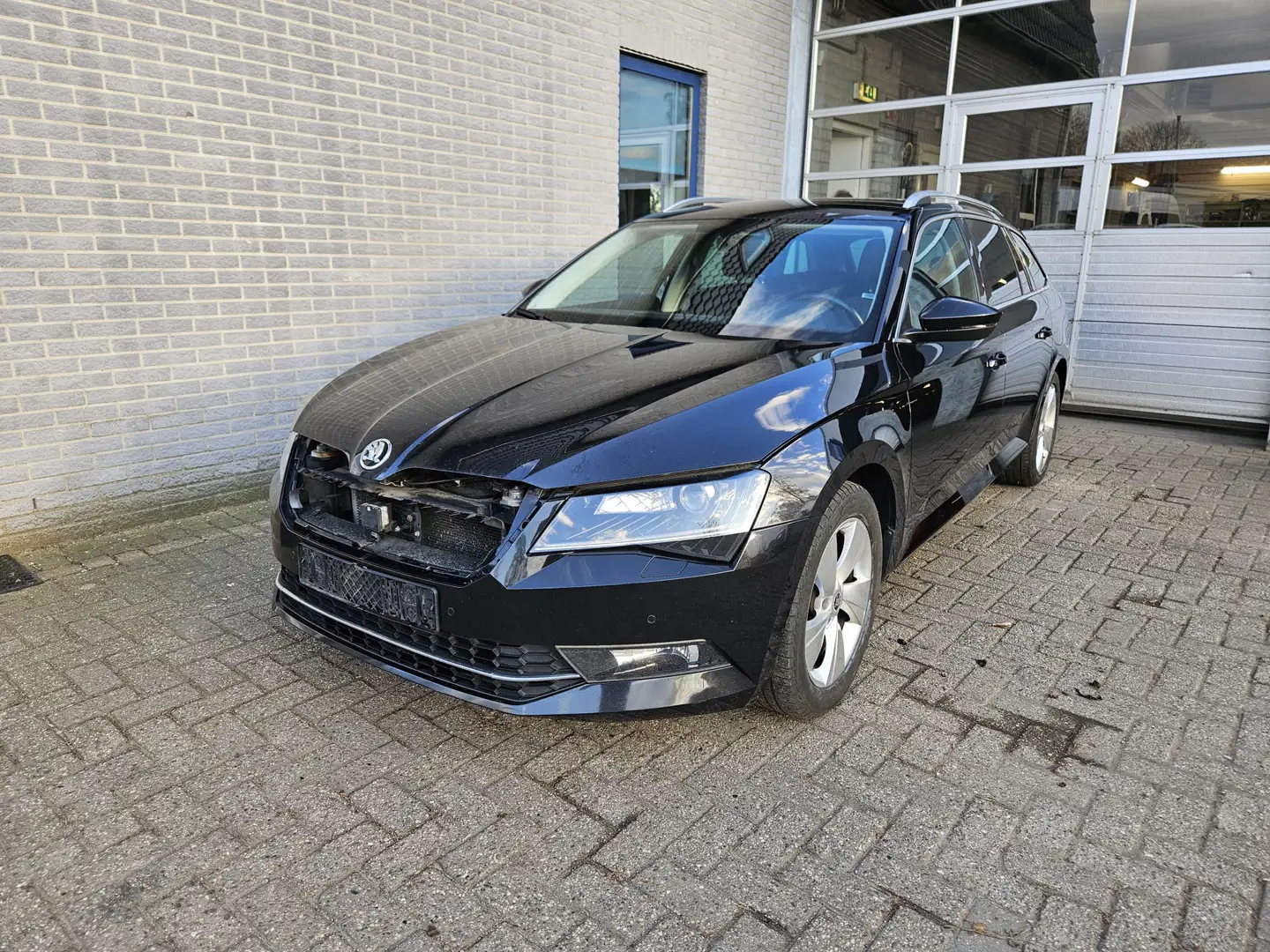 Skoda Superb Combi 1.6 TDI Ambition Business Motor defect Černá - 1
