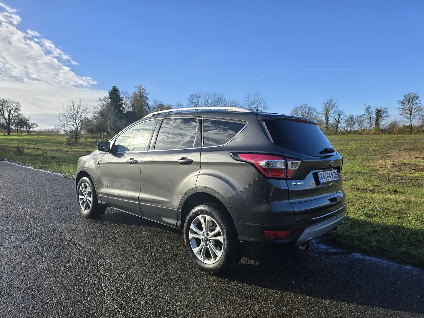Ford Kuga 1,5 EcoBoost AWD 4x4 134kW Titanium Automatik AHK. Grau - 2