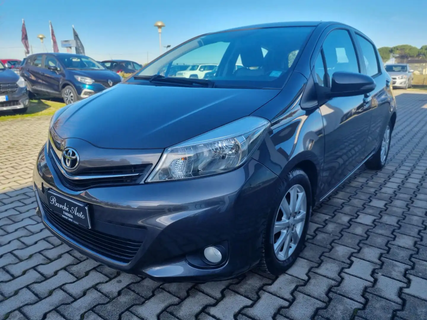 Toyota Yaris 1.4 D-4D Lounge 5p. Gris - 2