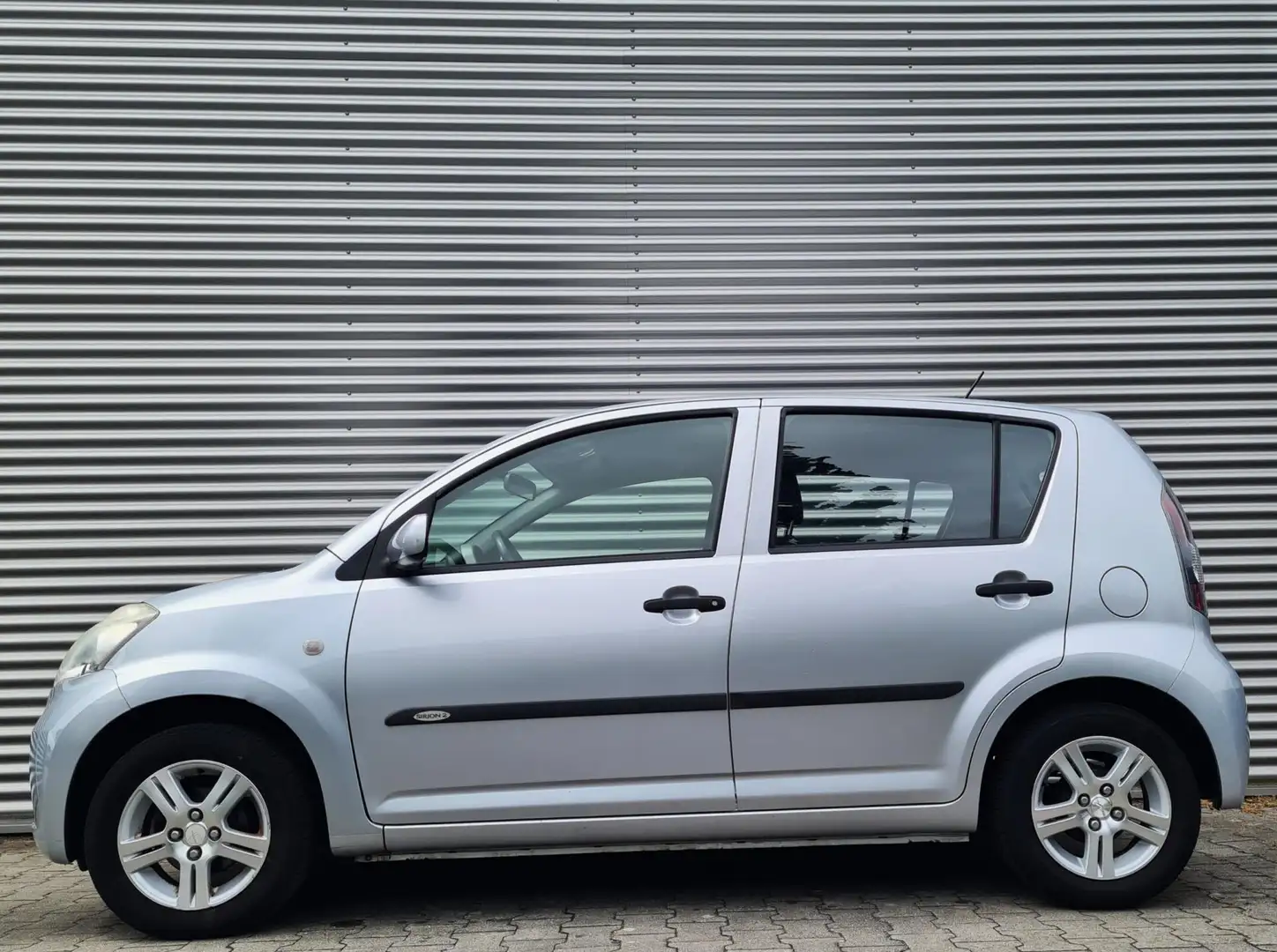 Daihatsu Sirion 2 1.0-12V Premium 5drs 09-2008 Grijs Metallic Szürke - 2