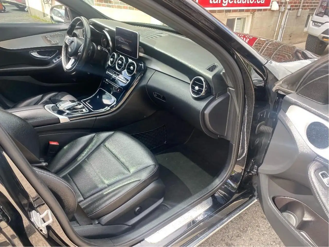 Mercedes-Benz C-Class снимка Mercedes-Benz C-Class