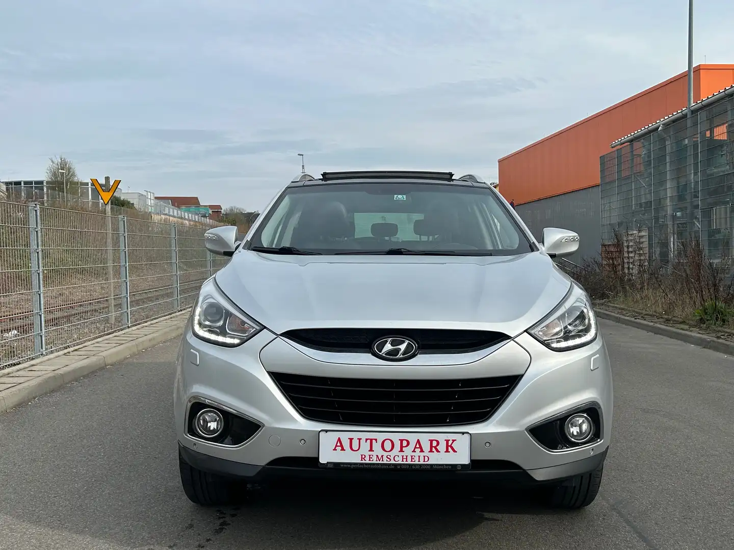 Hyundai iX35 Style 4 AWD*PANO*XENON*1.HAND*NAVI*SZH Plateado - 2