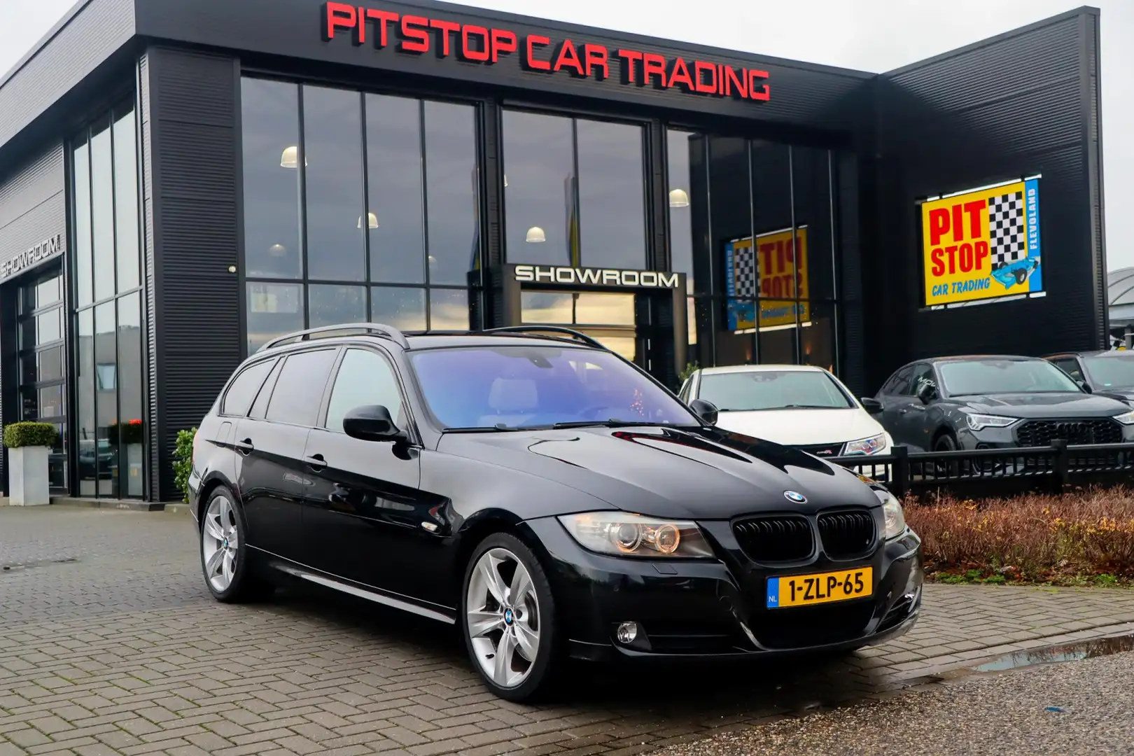 BMW 330 3-serie Touring 330i, 272 PK, Pano, Trekhaak, PDC, Zwart - 1