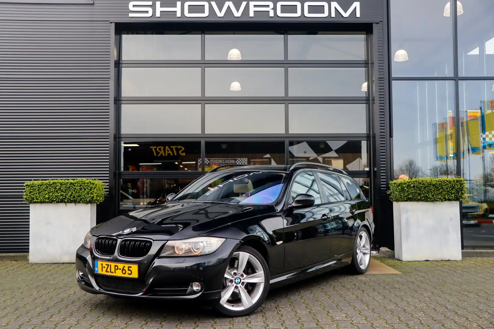 BMW 330 3-serie Touring 330i, 272 PK, Pano, Trekhaak, PDC, Zwart - 2