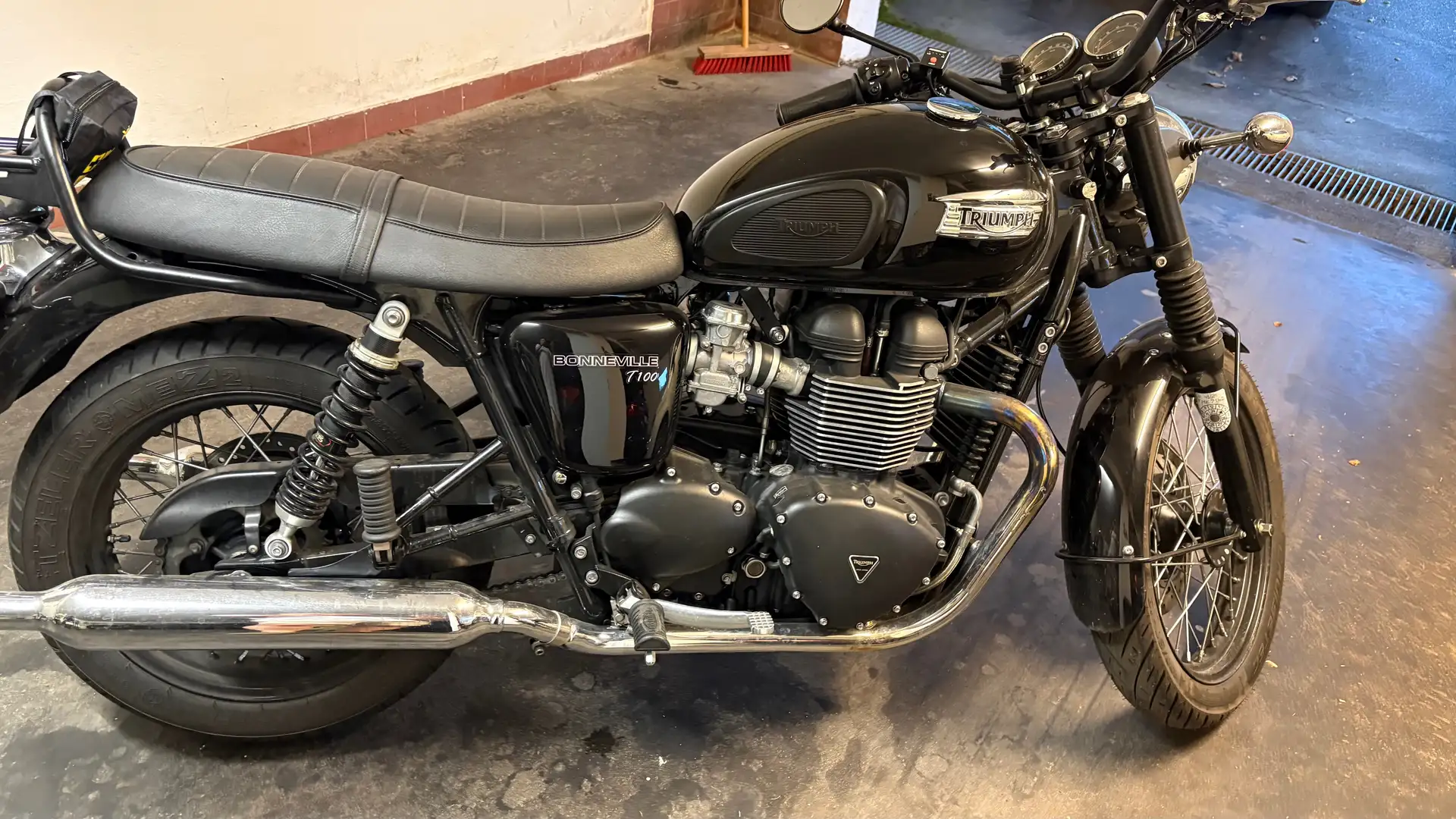 Triumph Bonneville T100 Noir - 2