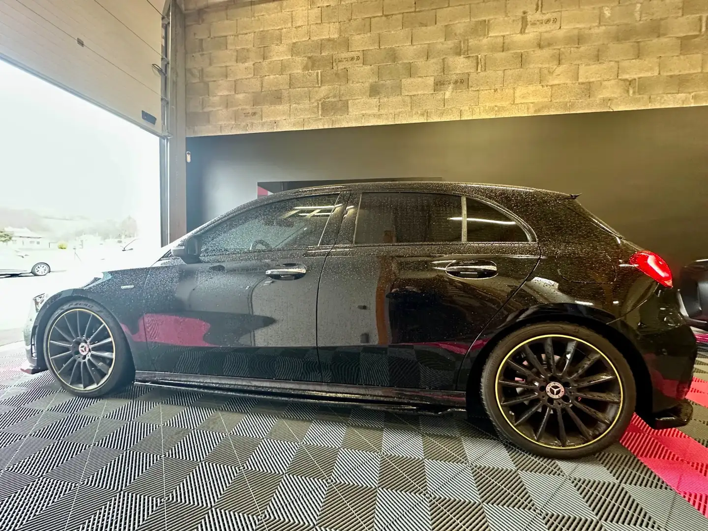 Mercedes-Benz AMG Line Schwarz - 2