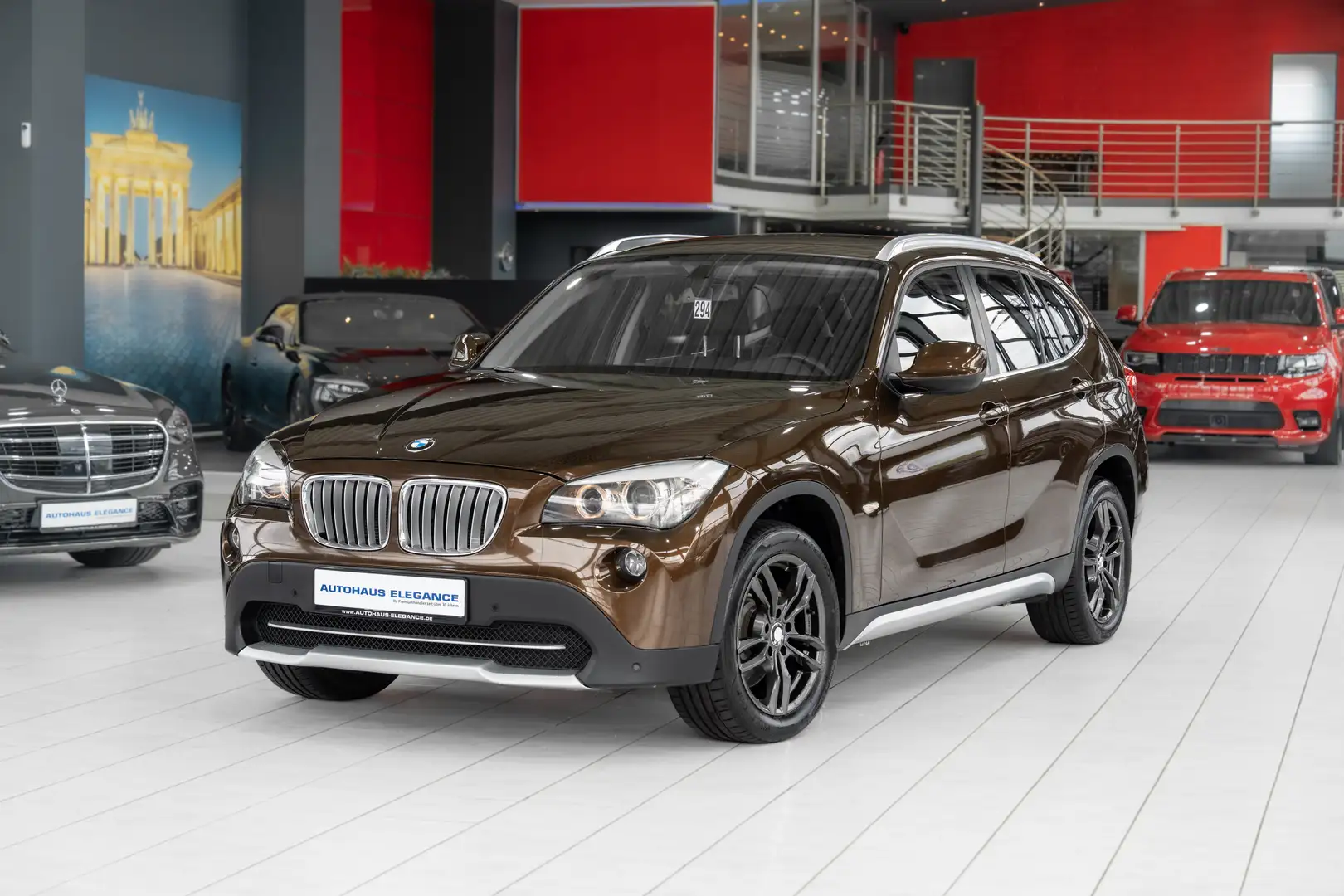 BMW X1 28 i xDrive*EDELHOLZ*BI-XENON*6-GANG*NAVI* Braun - 1