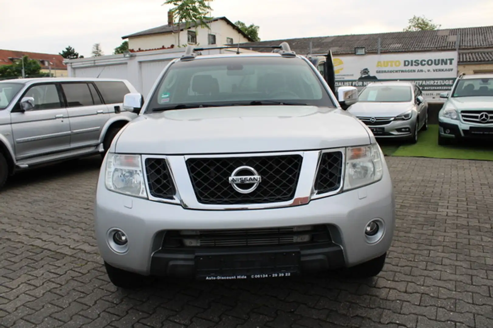 Nissan Navara Double Cab V6 4x4 *AHK*Gepflegt* Zilver - 2