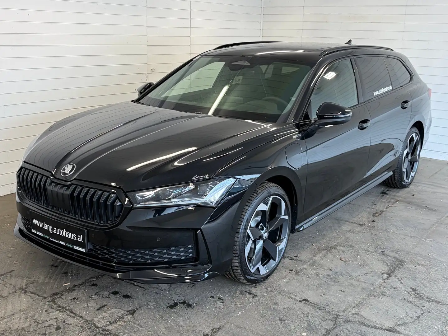 Skoda Superb Sportline iV TSI DSG Schwarz - 1
