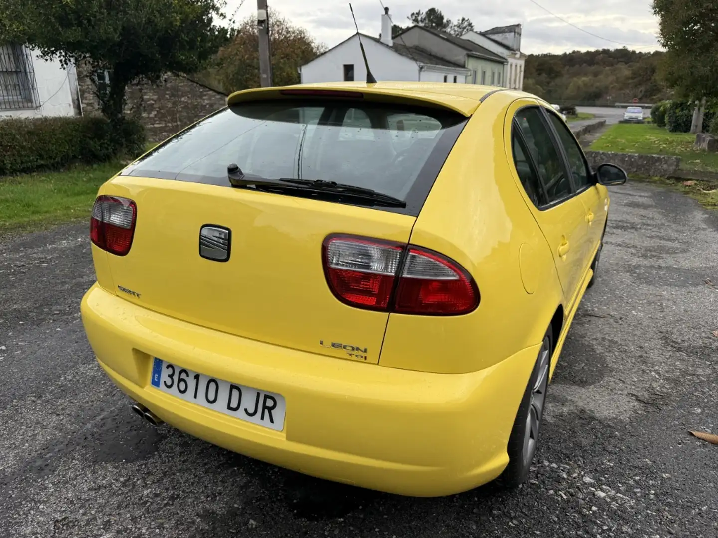 SEAT Leon 1.9TDI Special Edition FR 150 Jaune - 2
