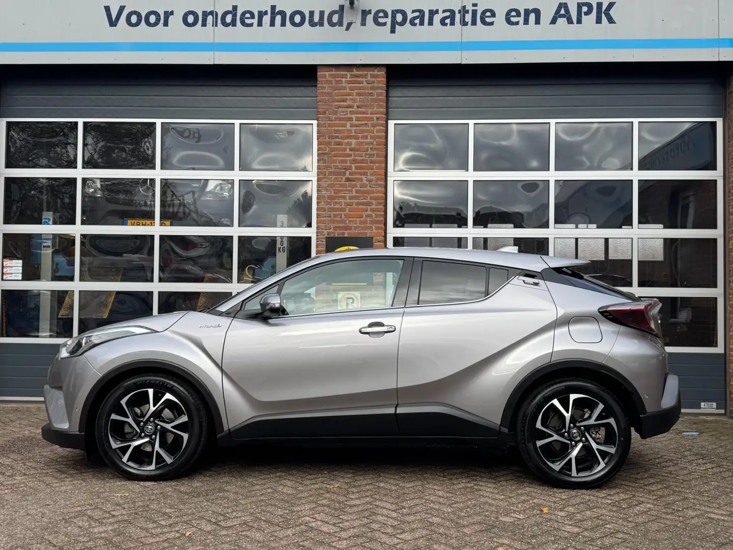 Toyota C-HR 1.8 Hybrid Style, Navi, camera, Cruise, stoelverw, Grijs - 2
