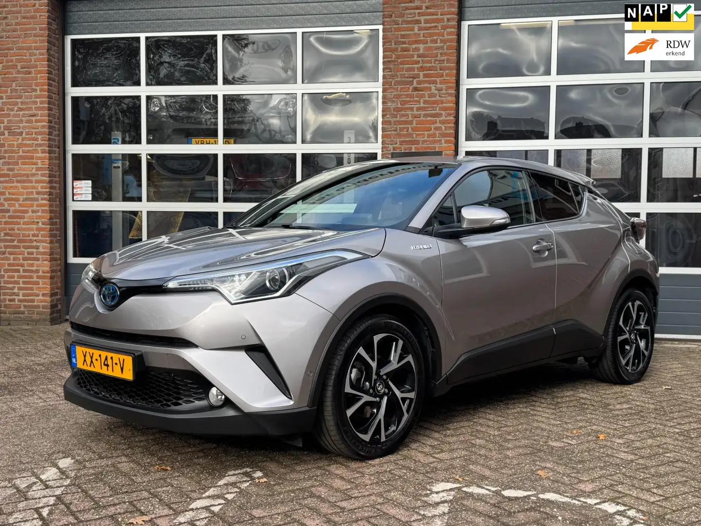 Toyota C-HR 1.8 Hybrid Style, Navi, camera, Cruise, stoelverw, Grijs - 1