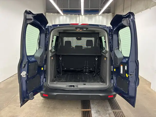 Ford Transit Connect view 16
